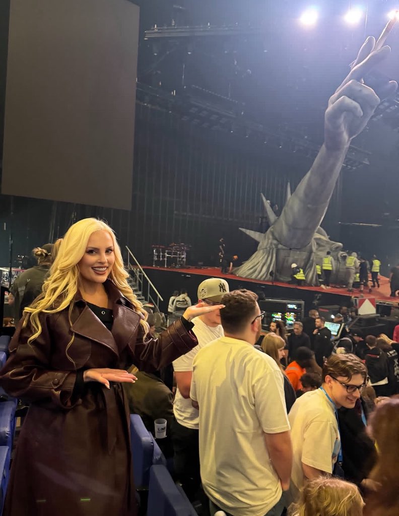 Angelina rose tweet media