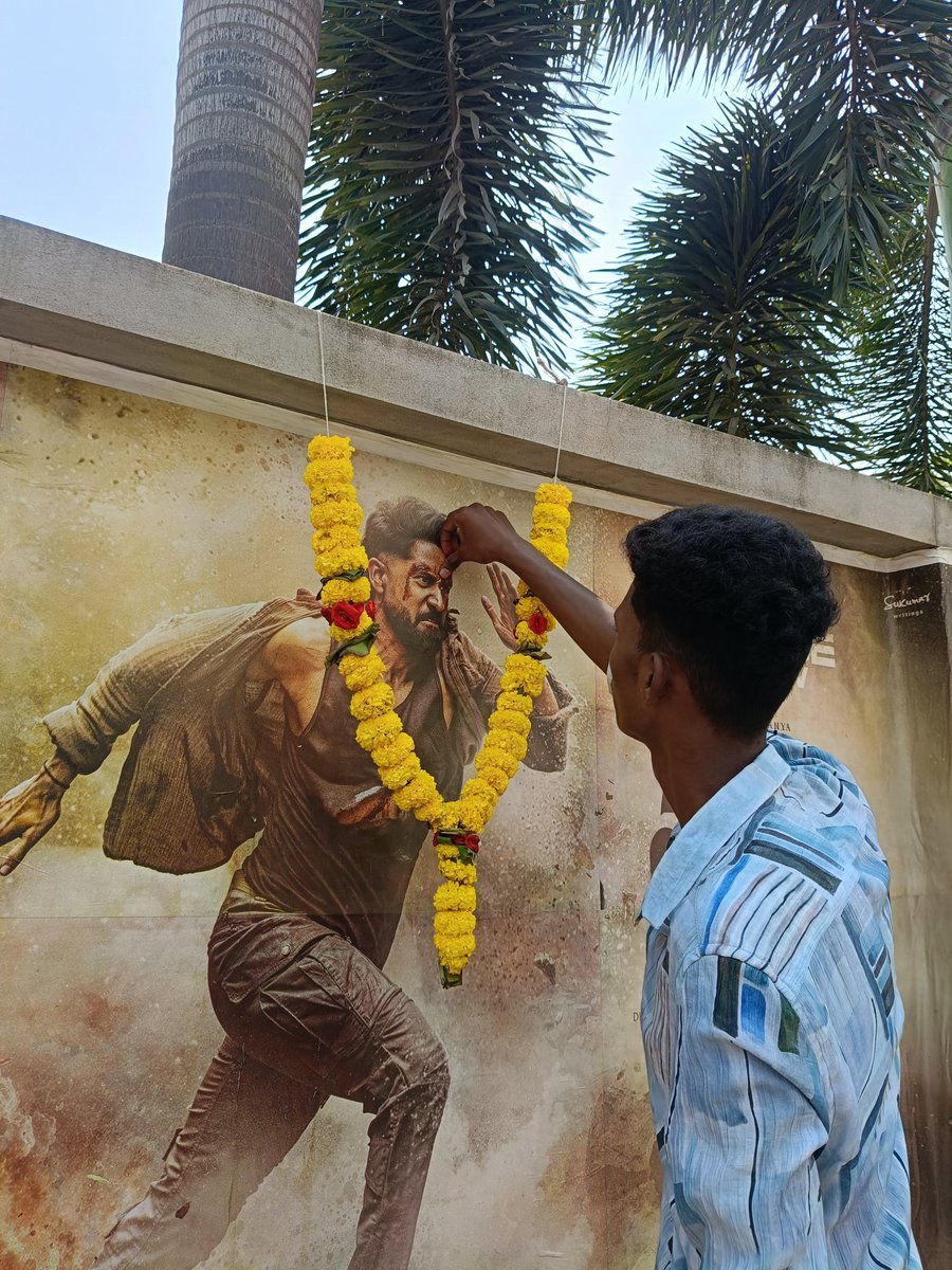 urs_chay__'s tweet image. MY GOD YUVASAMRAT @chay_akkineni 🫀🛐❤️ 
#2nd poster Apsara theatre 
#nagachaitanya 🫀🙌🏻 #vrushakarma #TEAMNCRAJAMUNDRY 

TEAM NC RAJAMUNDRY 
SIVAJI FRIENDS CIRCLE !🔥🔥