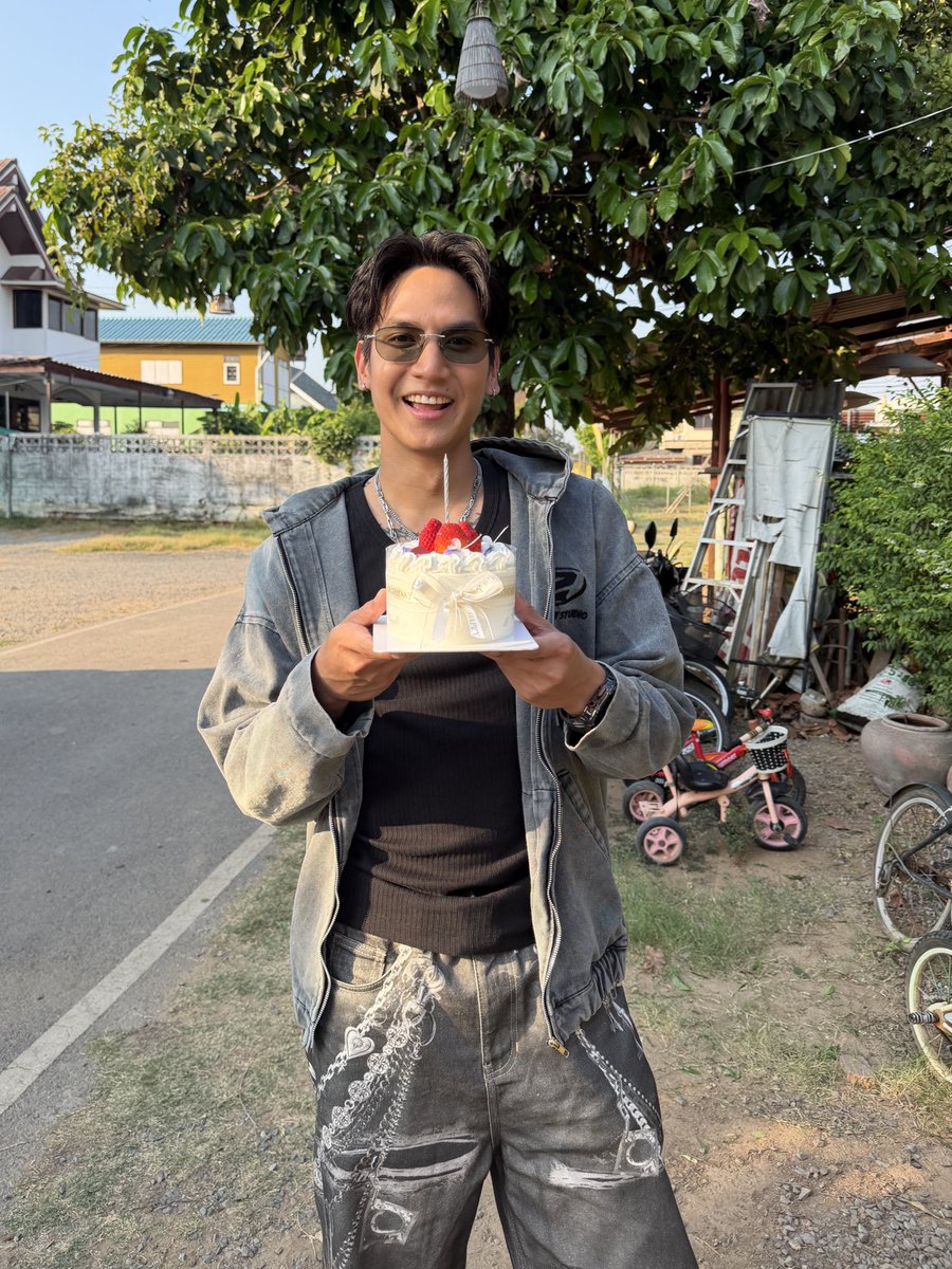 Only_YearPS tweet media