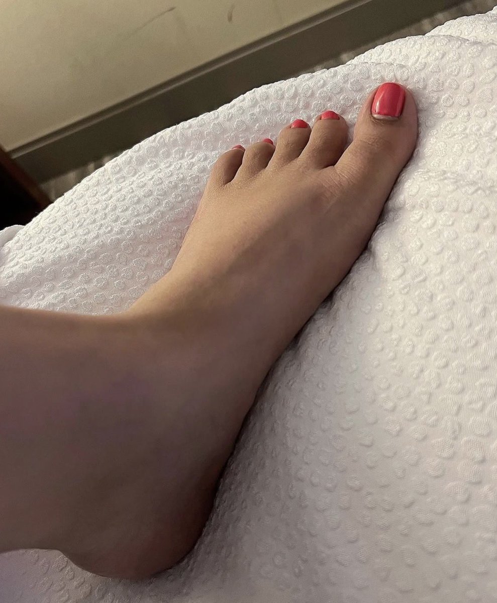 meishafer's tweet photo. selling my feet pics for $200 

#newfeetseller https://t.co/7s4Rk6vcBp