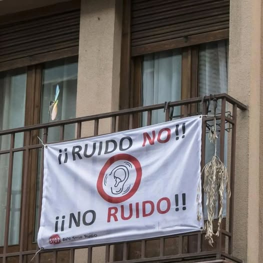 DominguezArjona's tweet photo. ! RUIDO NO ! ,! NO RUIDO ! en esta Muy Ruidosa, Muy Sucia , Muy Turistificada, ciudad de #veladores #Sevilla . Quéjate silenciosamente, alto y claro desde tu balcón https://t.co/vF3auEk5rt