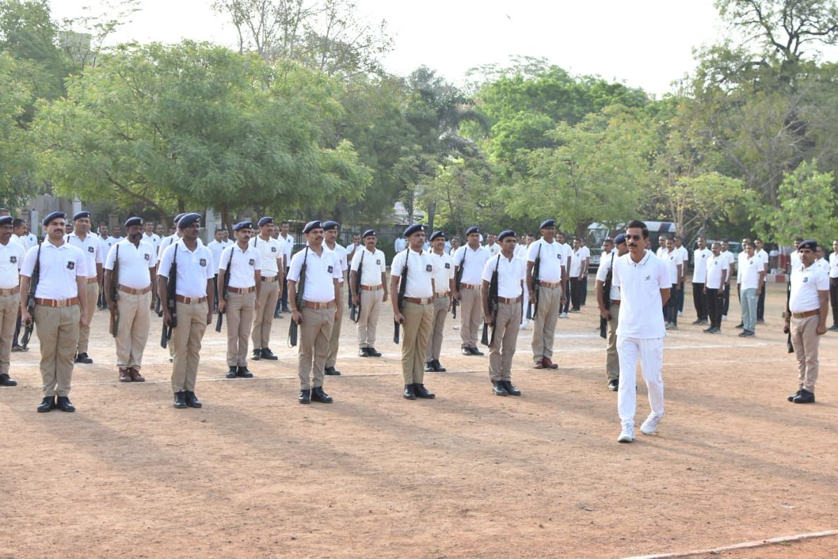 AhmedabadPolice's tweet photo. આજરોજ,
અમદાવાદ શહેર પોલીસ કમિશ્નરશ્રી    જી.એસ.મલિકનાઓએ પોલીસ મુખ્ય મથક - શાહીબાગ ખાતે  પી.ટી.પરેડમાં હાજરી આપી.
પોલીસ અધિકારીશ્રીઓ ને પોલીસ પણ કર્મચારીઓ સાથે 

તાજેતર માં પોલીસ ભરતી બોર્ડ દ્વારા ભરતી કરાયેલા અમદાવાદ શહેર ખાતે નવી નિમણૂંક પામેલા  જેટલા હથિયારી/બિન હથિયારી પુરુષ લોકરક્ષક કેડેટની અમદાવાદ પોલીસ મુખ્ય મથક - શાહીબાગ ખાતે પાયાની તાલીમ ચાલી રહેલ છે. જે પૈકી 364 આજરોજની પી.ટી.પરેડમા હાજર રહેલ જેઓ સાથે પોલીસ કમિશ્નરશ્રીનાઓએ સંવાદ કર્યો.

Mission Fit Khakhi - સંતુલિત પોષણ, નિયમિત શારીરિક પ્રવૃત્તિ અને સ્વસ્થ આદતોનું સંયોજન ધરાવતો ૧૨ અઠવાડિયાના આ કોર્સના ત્રીજા અઠવાડિયાની શરૂઆત આજ થી થઈ. પોલીસ કમિશ્નરશ્રીના સીધા સુપરવિઝન હેઠળના આ કોર્સ અંતર્ગત, તેઓને આગળના આયોજન અંગે જાણકારી આપવામાં આવી.

*સુરક્ષા માટે સજજ શહેર પોલીસ*

@sanghaviharsh @GujaratPolice @dgpgujarat 

#AhmedabadPolice