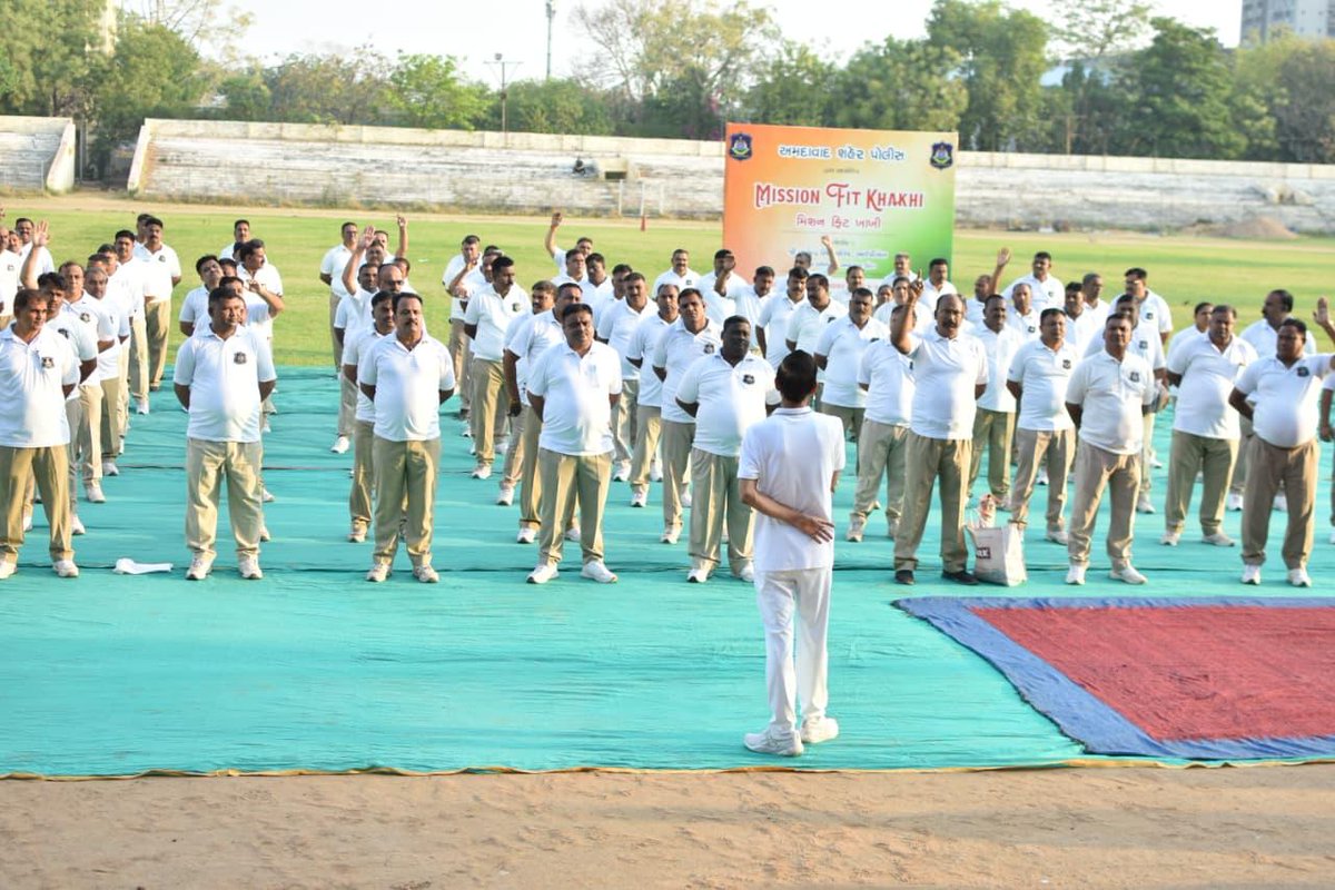 AhmedabadPolice's tweet photo. આજરોજ,
અમદાવાદ શહેર પોલીસ કમિશ્નરશ્રી    જી.એસ.મલિકનાઓએ પોલીસ મુખ્ય મથક - શાહીબાગ ખાતે  પી.ટી.પરેડમાં હાજરી આપી.
પોલીસ અધિકારીશ્રીઓ ને પોલીસ પણ કર્મચારીઓ સાથે 

તાજેતર માં પોલીસ ભરતી બોર્ડ દ્વારા ભરતી કરાયેલા અમદાવાદ શહેર ખાતે નવી નિમણૂંક પામેલા  જેટલા હથિયારી/બિન હથિયારી પુરુષ લોકરક્ષક કેડેટની અમદાવાદ પોલીસ મુખ્ય મથક - શાહીબાગ ખાતે પાયાની તાલીમ ચાલી રહેલ છે. જે પૈકી 364 આજરોજની પી.ટી.પરેડમા હાજર રહેલ જેઓ સાથે પોલીસ કમિશ્નરશ્રીનાઓએ સંવાદ કર્યો.

Mission Fit Khakhi - સંતુલિત પોષણ, નિયમિત શારીરિક પ્રવૃત્તિ અને સ્વસ્થ આદતોનું સંયોજન ધરાવતો ૧૨ અઠવાડિયાના આ કોર્સના ત્રીજા અઠવાડિયાની શરૂઆત આજ થી થઈ. પોલીસ કમિશ્નરશ્રીના સીધા સુપરવિઝન હેઠળના આ કોર્સ અંતર્ગત, તેઓને આગળના આયોજન અંગે જાણકારી આપવામાં આવી.

*સુરક્ષા માટે સજજ શહેર પોલીસ*

@sanghaviharsh @GujaratPolice @dgpgujarat 

#AhmedabadPolice