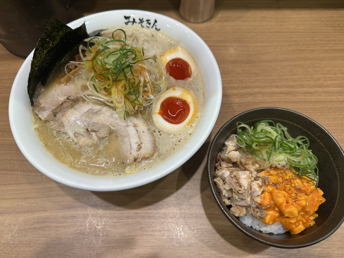 ROXAS0806R's tweet photo. 死ぬほど美味かった
絶対に行くべき！
サインも見つけた https://t.co/lizLtaV348