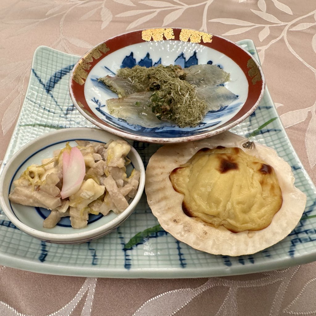 ma_yu_mi_'s tweet photo. 青森県産日本酒のGI(地理的表示)のスタートアップイベントに参加してきました。料理家の栗原心平さん監修のペアリングを楽しめるメニューと併せて6銘柄呑ませていただきました。何を買おうか迷った時にはこのマークを道しるべに選んでみたいと思います。
#GI青森
#青森県産日本酒
#酒米も青森県産 https://t.co/x8L03brDZL