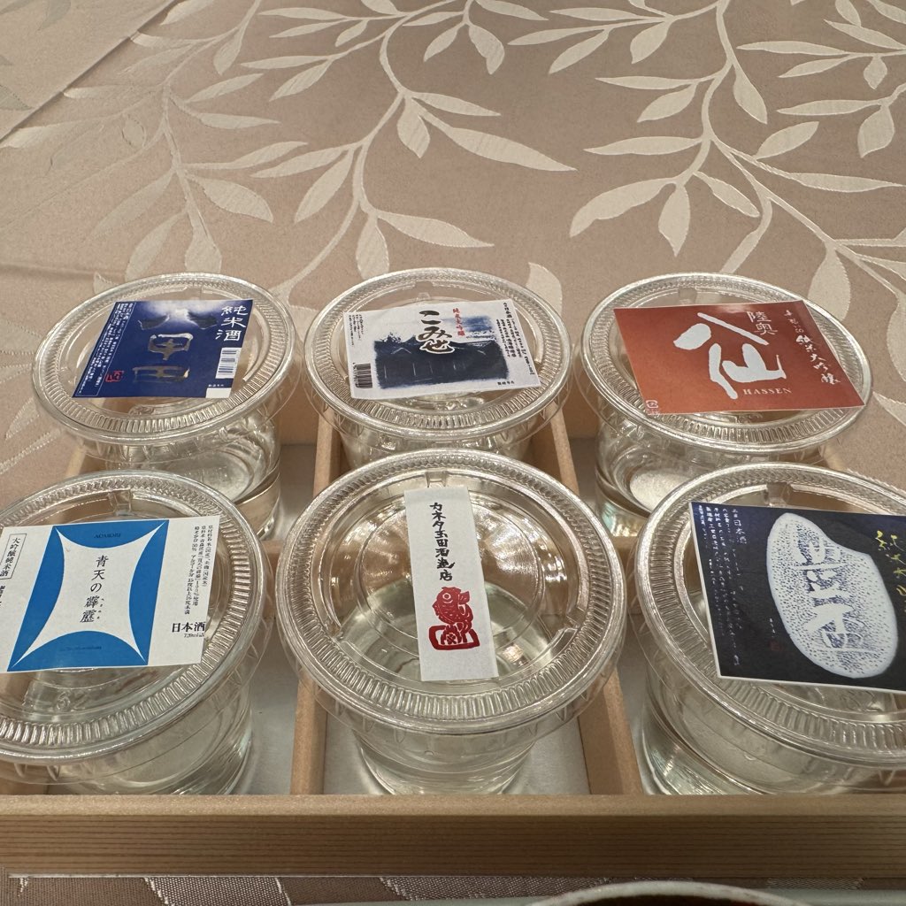 ma_yu_mi_'s tweet photo. 青森県産日本酒のGI(地理的表示)のスタートアップイベントに参加してきました。料理家の栗原心平さん監修のペアリングを楽しめるメニューと併せて6銘柄呑ませていただきました。何を買おうか迷った時にはこのマークを道しるべに選んでみたいと思います。
#GI青森
#青森県産日本酒
#酒米も青森県産 https://t.co/x8L03brDZL