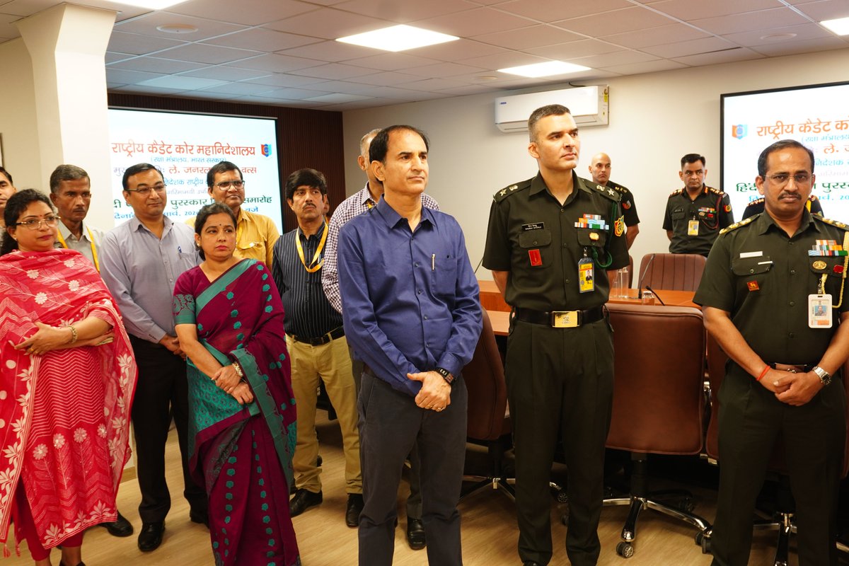 राष्ट्रीय कैडेट कोर महानिदेशालय में महानिदेशक महोदय ने अपने कर-कमलों द्वारा दिनांक 23.03.2026 को हिंदी पखवाड़ा- 2025 के पुरस्कार विजेताओं को पुरस्कृत किया । हिंदी पखवाड़ा 2025 का आयोजन 17-30 सितंबर 2025 को किया गया था । इसमें कुल 06 प्रतियोगिताएं आयोजित की गई थीं जिसमें 30