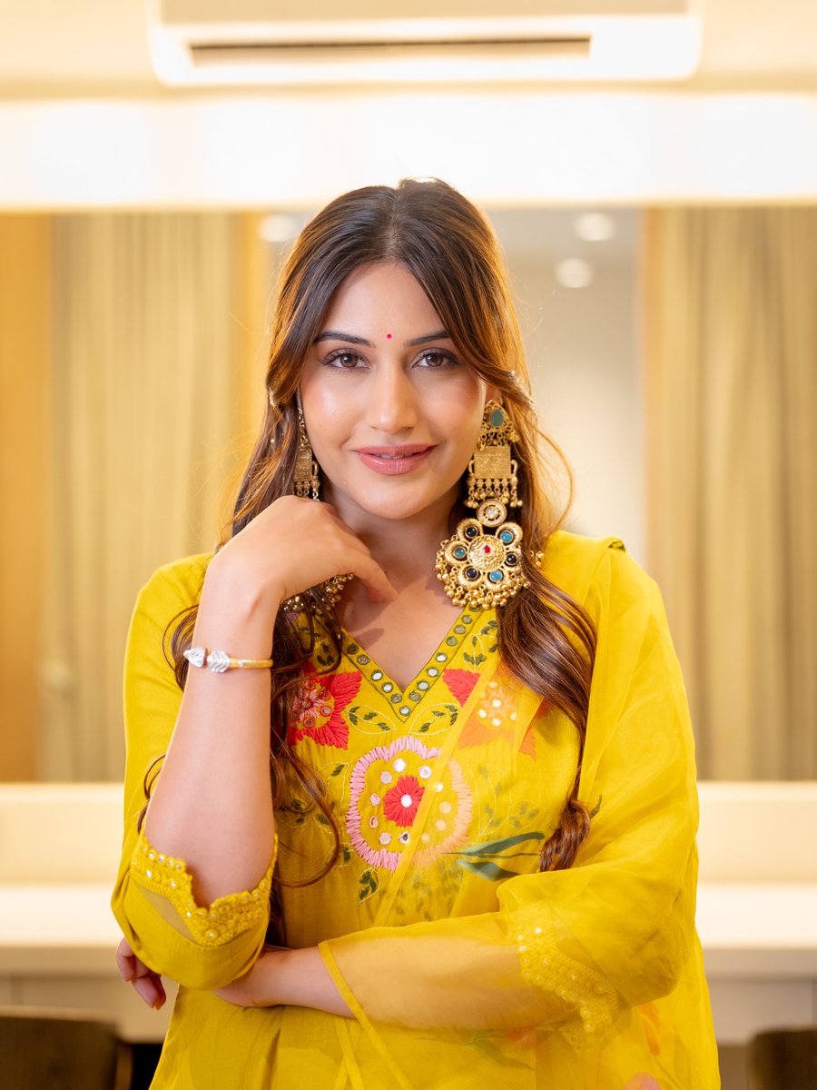 FilmyGlamour's tweet image. Surbhi Chandna keeping it cute, fresh, and effortlessly radiant, just the kind of vibe we needed today 🌼

Too adorable to handle or just perfect? 🫶

#SurbhiChandna #FilmyGlamour #CuteVibes #SunshineMood #DesiStyle #GlowGoals #SimpleElegance