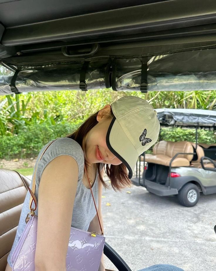 anneliese. tweet media