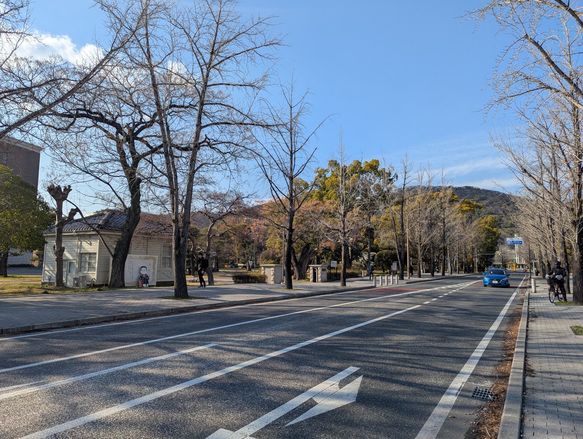 okayama_uni's tweet photo. 🎓＼フォトスポット登場！／📸

明後日の学位記授与式に向けて、南北道路沿い・情報展示室前に「巨大な学位記」を設置しました！

「右の者は本学で所定の課程を優秀な成績で修めたので学位を授与する」の横に立って、記念写真が撮れます✨

卒業の思い出にぜひどうぞ！

#岡山大学 #学位記授与式 https://t.co/3T1ejkmgvI
