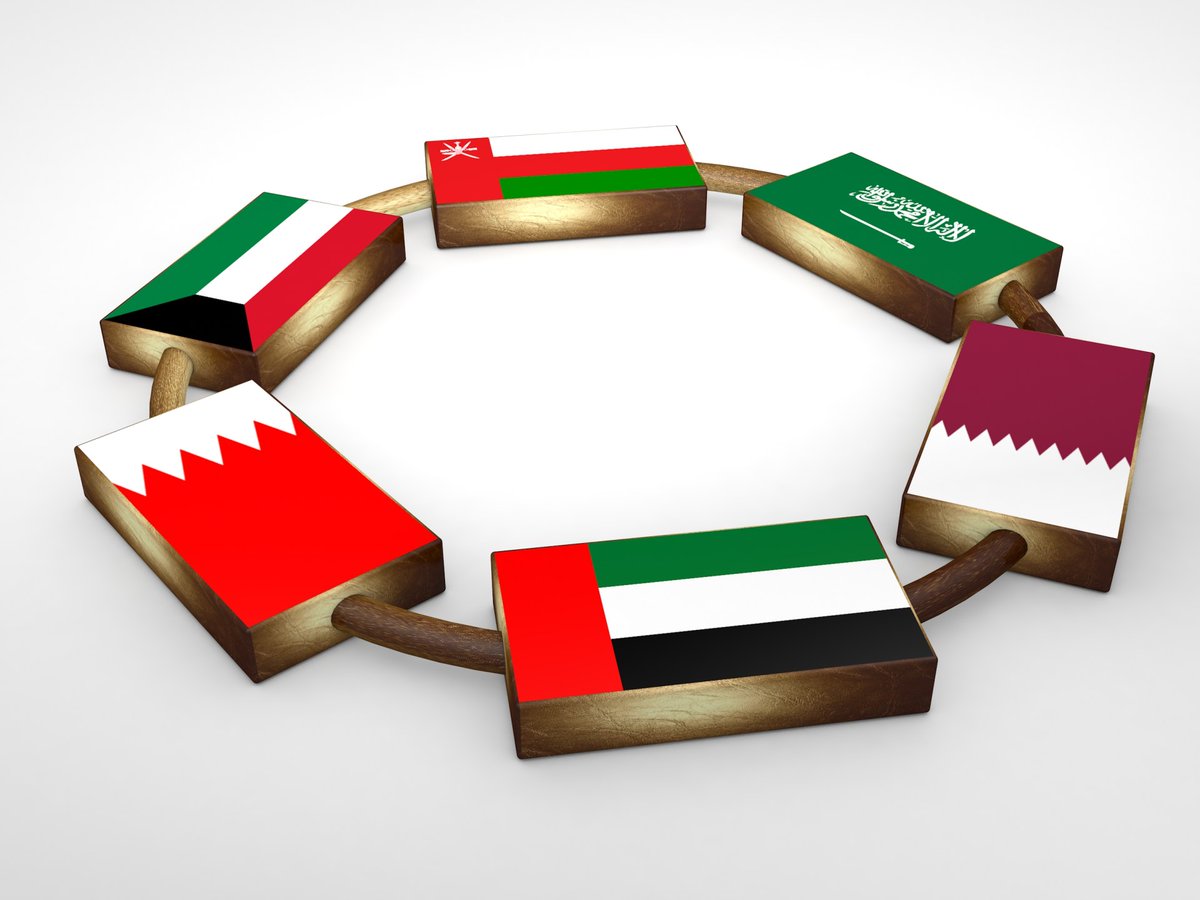 أخي الخليجي، عبّر عن رأيك بكل حرية، واطرح أفكارك البنّاءة بكل أريحية، فالقانون كفل لك ذلك ، ولكن لا تعتدِ على أخيك الخليجي الآخر باللفظ أو التخوين أو العمالة أو غيره ، فاختلافه مع رأيك أو فكرتك لا يعني أنه عدوّك أو يكرهك، فالاختلاف أمر صحيّ حتى في البيت الواحد.
#الحرب_على_إيران