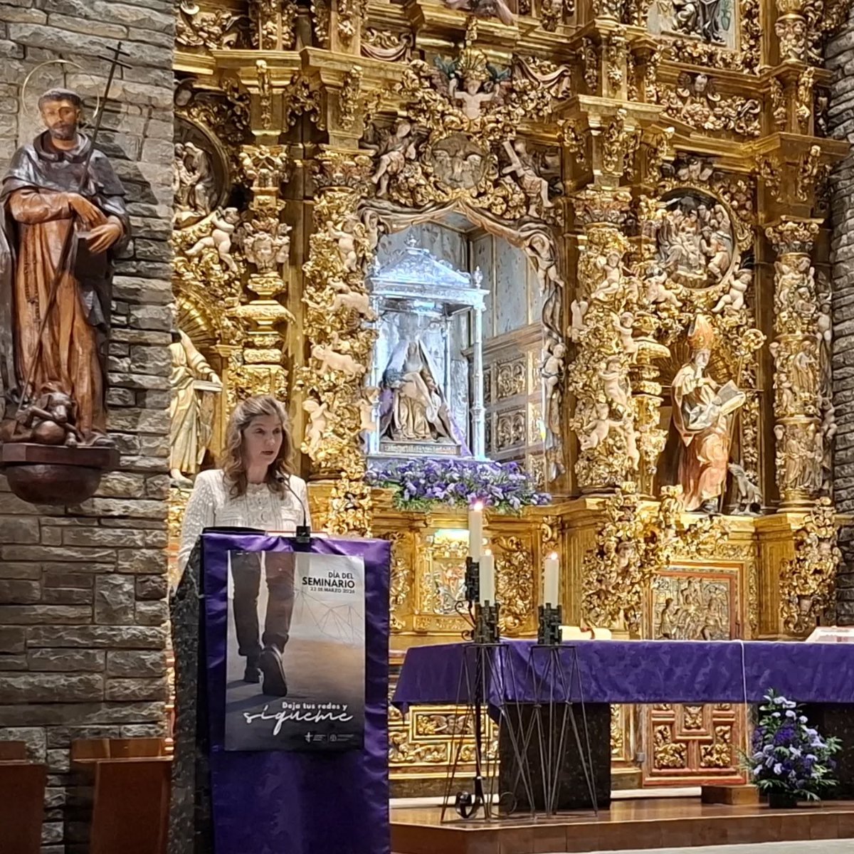 unileon's tweet image. Antes de que el incienso llene las calles y el tambor marque el pulso de la Semana Santa, León se detiene para compartir un mismo sentimiento 🕯️ ante la Virgen del Camino.
#SemanaSantaLeon #Universidad #VirgendelCamino #plegaria