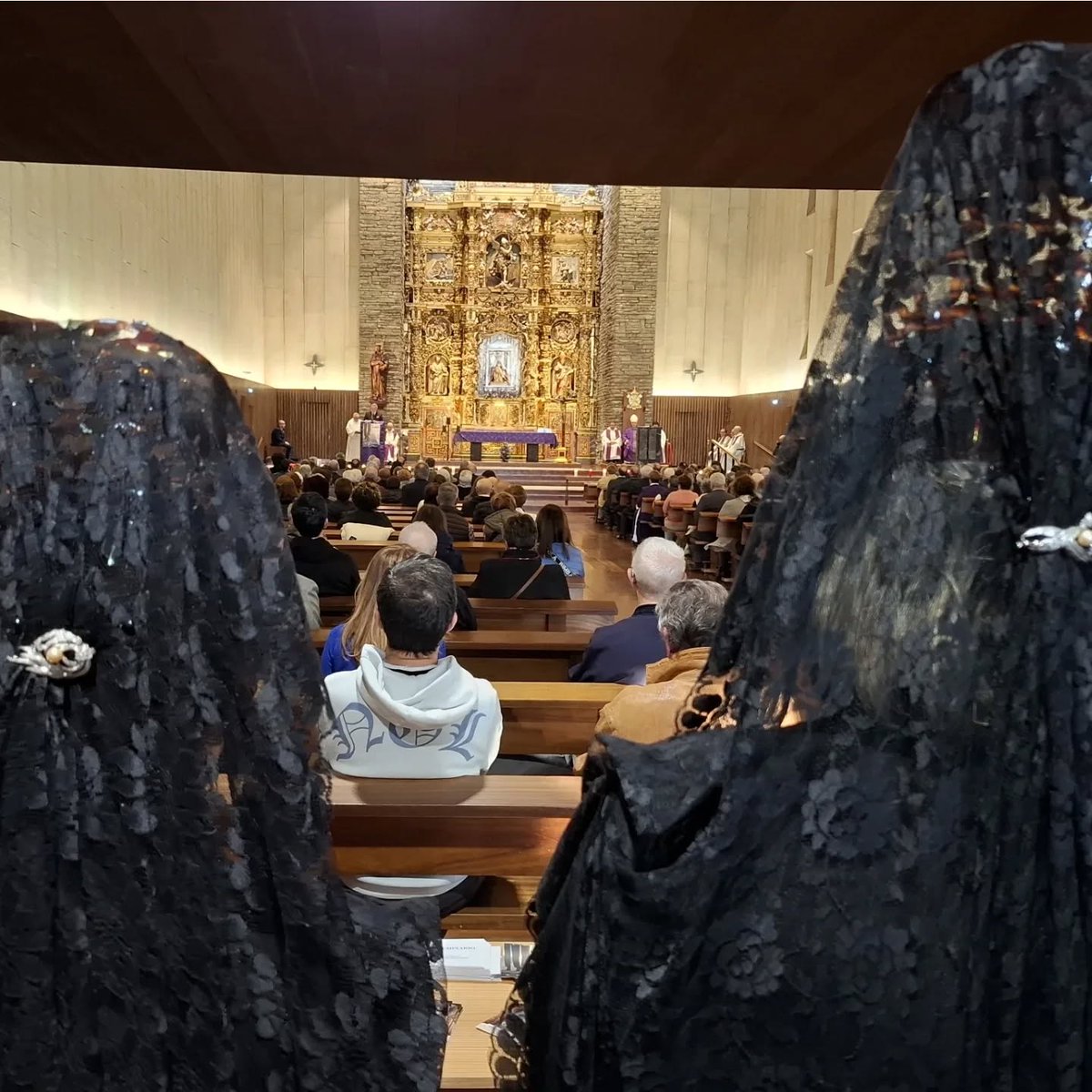 unileon's tweet image. Antes de que el incienso llene las calles y el tambor marque el pulso de la Semana Santa, León se detiene para compartir un mismo sentimiento 🕯️ ante la Virgen del Camino.
#SemanaSantaLeon #Universidad #VirgendelCamino #plegaria