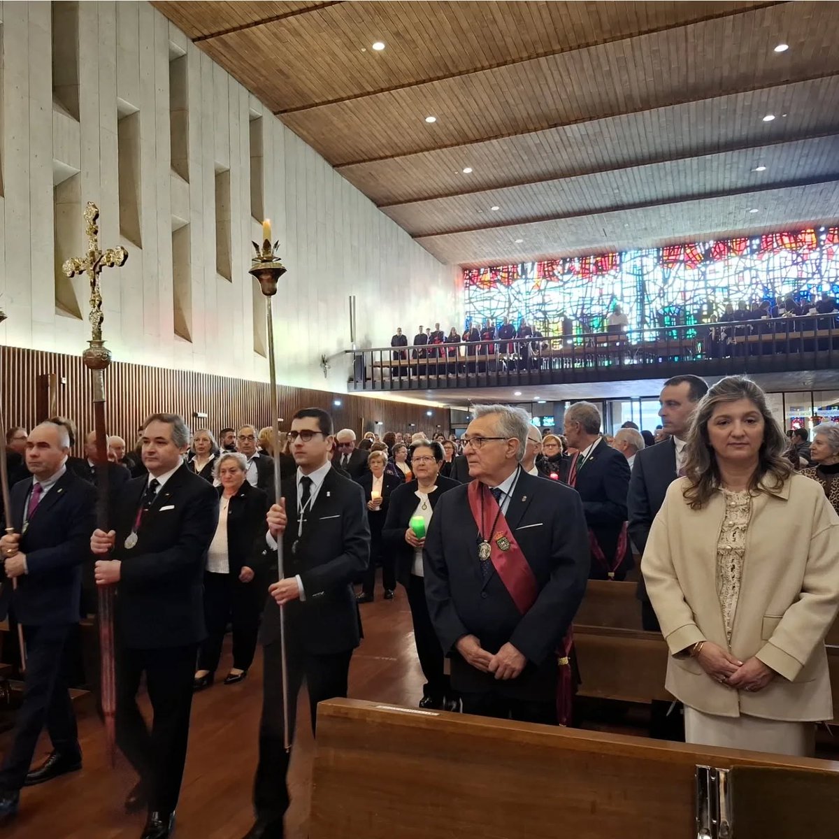 unileon's tweet image. Antes de que el incienso llene las calles y el tambor marque el pulso de la Semana Santa, León se detiene para compartir un mismo sentimiento 🕯️ ante la Virgen del Camino.
#SemanaSantaLeon #Universidad #VirgendelCamino #plegaria