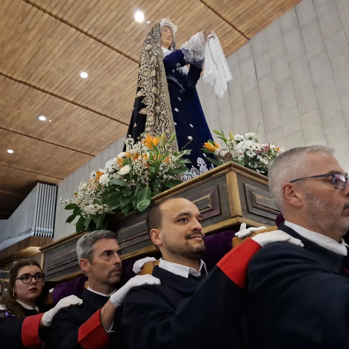 unileon's tweet image. Antes de que el incienso llene las calles y el tambor marque el pulso de la Semana Santa, León se detiene para compartir un mismo sentimiento 🕯️ ante la Virgen del Camino.
#SemanaSantaLeon #Universidad #VirgendelCamino #plegaria