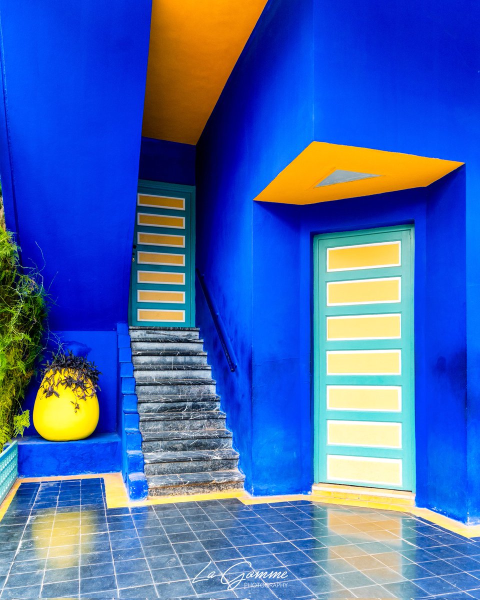 La_Gomme's tweet photo. Blue vibes only. 🌵 Le contraste parfait entre l'ocre de la terre et ce bleu électrique légendaire. Une étape incontournable, n'est-ce pas ?

#JardinMajorelle #Marrakech #Morocco #MajorelleBlue #VisitMorocco #Maroc #ArchitectureLovers #YvesSaintLaurent https://t.co/L30DrrJrx4
