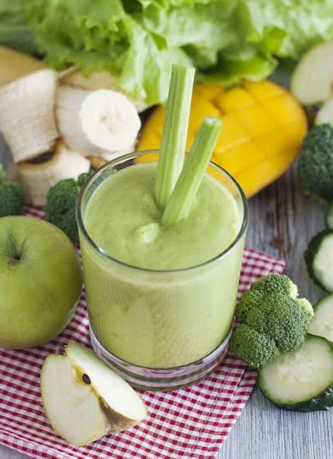 drkasenene's tweet image. Monday is a good day to make and drink some health smoothies.

A simple recipe to consider

- 1 green vegetable e.g broccoli
- 1 red/orange/purple vegetable 
- 1 fruit e.g mango/banana/apple
- Nuts or seeds
± Avocado/yoghurt 

#detox
#wellness