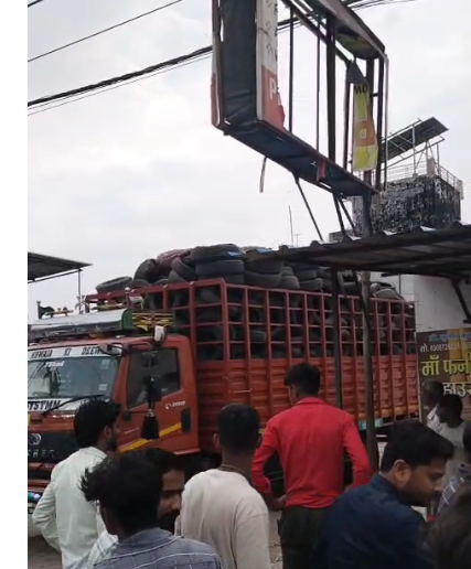 bstvlive's tweet photo. लखनऊ: मजदूर HT लाइन की चपेट में आकर झुलसा

➡ वाहन पर टायर लोड करते समय लगा करंट
➡ लोगों ने अस्पताल में भर्ती कराया, इलाज शुरू
➡ मोहनलालगंज सरकारी अस्पताल के सामने हादसा

#Lucknow, #ElectricShock, #HTLine @UPPCLLKO https://t.co/E1EzNRWLPU