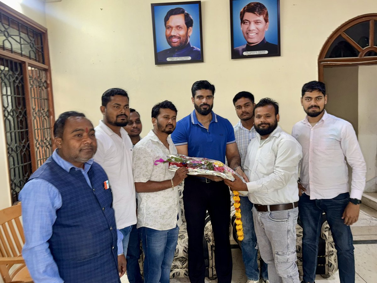 princerajpaswan's tweet photo. राजा शैलेश वीर चौहरमल विकासशील उत्थान परिषद के नौजवान साथियों से मुलाक़ात हुआ, युवाओं में समाज के वंचित एवं जरूरतमंद लोगों के जनसरोकर के जुड़े कार्यों के प्रति उत्साह एवं समर्पण देखकर अत्यंत प्रसन्नता की अनुभूति हुई! https://t.co/dPL7FOvlP8