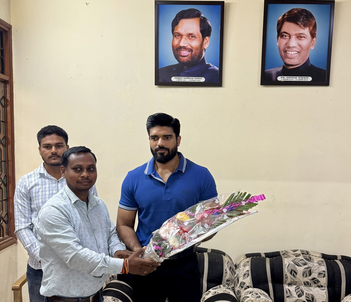 princerajpaswan's tweet photo. राजा शैलेश वीर चौहरमल विकासशील उत्थान परिषद के नौजवान साथियों से मुलाक़ात हुआ, युवाओं में समाज के वंचित एवं जरूरतमंद लोगों के जनसरोकर के जुड़े कार्यों के प्रति उत्साह एवं समर्पण देखकर अत्यंत प्रसन्नता की अनुभूति हुई! https://t.co/dPL7FOvlP8