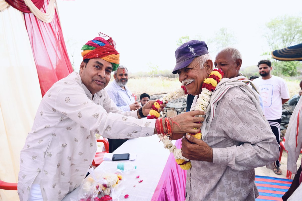 MlaGopichand's tweet photo. आज विधानसभा क्षेत्र में विभिन्न विकास कार्यों के शिलान्यास का सौभाग्य प्राप्त हुआ।

NH-52 (देवाखेड़ा) से NH-148 (धौड़) तक MDR-419 सड़क के सुदृढ़ीकरण एवं चौड़ाईकरण कार्य का शुभारंभ किया, जिससे क्षेत्र की यातायात व्यवस्था और अधिक सुदृढ़ होगी।

साथ ही राबाउमावि ईटून्दा में 12 नवीन कक्षा-कक्ष, प्रधानाचार्य कक्ष, किचन शेड, टॉयलेट ब्लॉक एवं सीसी ब्लॉक निर्माण कार्य तथा राउमावि ईटून्दा में टिन शेड निर्माण एवं मरम्मत कार्य का शिलान्यास किया।

इसके अतिरिक्त तालाब का झोपड़ा से भुवांर तक 2.5 किमी सड़क निर्माण कार्य का भी शुभारंभ किया।

ये सभी कार्य क्षेत्र के विकास, शिक्षा के सशक्तिकरण और आमजन की सुविधाओं को बेहतर बनाने की दिशा में महत्वपूर्ण कदम हैं।
आप सभी क्षेत्रवासियों के सहयोग एवं आशीर्वाद के लिए हृदय से आभार।
#mlajahazpur #gopichandmeena