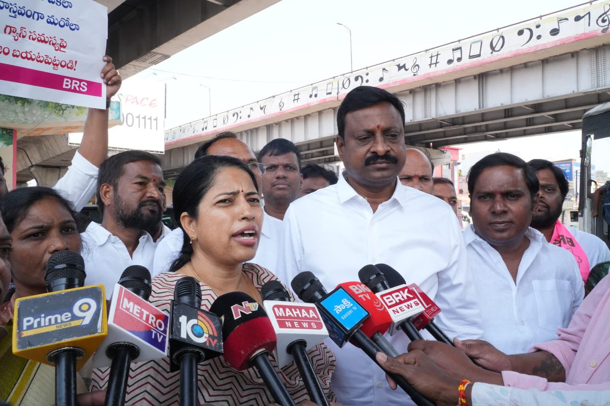 BRSparty's tweet photo. రాష్ట్రంలోని కాంగ్రెస్ ప్రభుత్వం, కేంద్రంలోని బీజేపీ ప్రభుత్వం ఒకరిపై ఒకరు నెపం వేసుకుంటూ ఆడుతున్న దొంగ నాటకాల వల్లనే ఈరోజు గ్యాస్ కొరత ఏర్పడిందని ఎల్బీనగర్ చౌరస్తా వద్ద ధర్నా కార్యక్రమం నిర్వహించిన ఎల్బీనగర్ నియోజకవర్గ మాజీ కార్పొరేటర్లు, బీఆర్ఎస్ పార్టీ నాయకులు. https://t.co/Sx82SiH8Ua