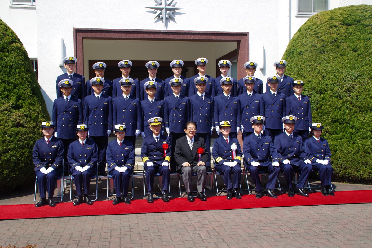 JCG_School's tweet photo. ３月２１日に海上保安学校卒業式を挙行しました！
式典には、金子国土交通大臣のほか多数の来賓の方々にご臨席いただきました。
金子国土交通大臣からは、卒業生へ「国民の期待に応え、国民に寄り添う海上保安官として、大いに活躍されますことを強く期待しています。」と言葉が贈られました。 https://t.co/qyYGiYc7Qo