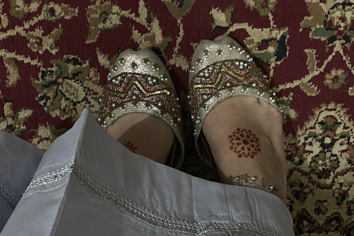 pettyrizzler's tweet photo. my feet today https://t.co/1hMzspyO16