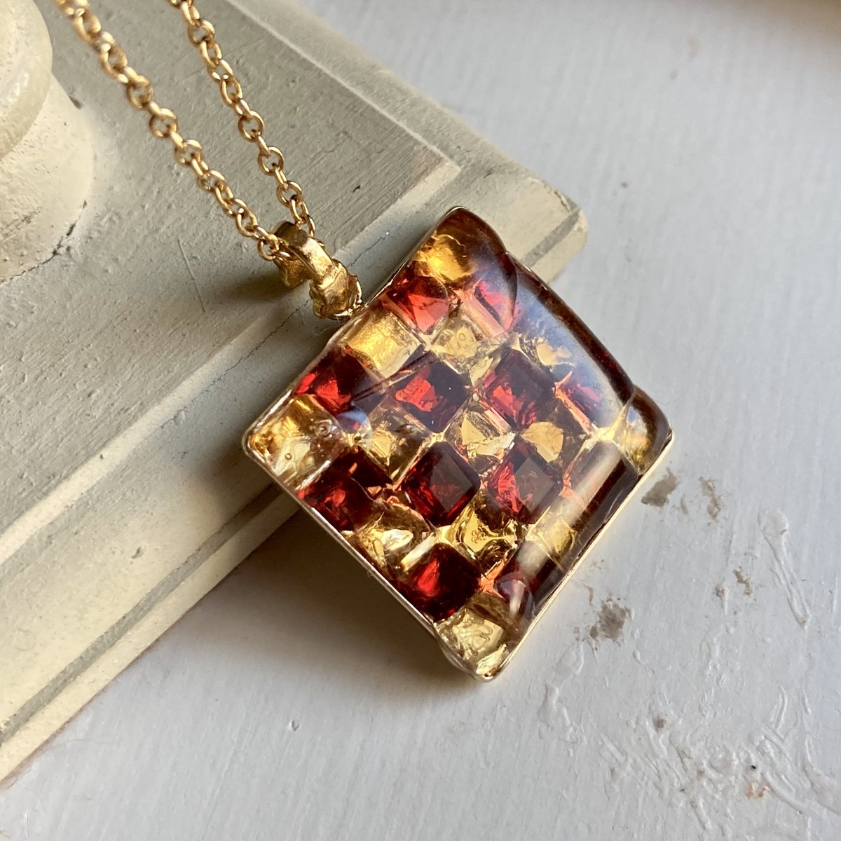 昨日作って、今日仕上げた
作業上の反省点は多々あるけど、着眼点は良かったと思う
本当は台座がひと回り小さいので作りたかったけど、お店になかった…欲張って２ケースお譲りいただいておいてよかった…