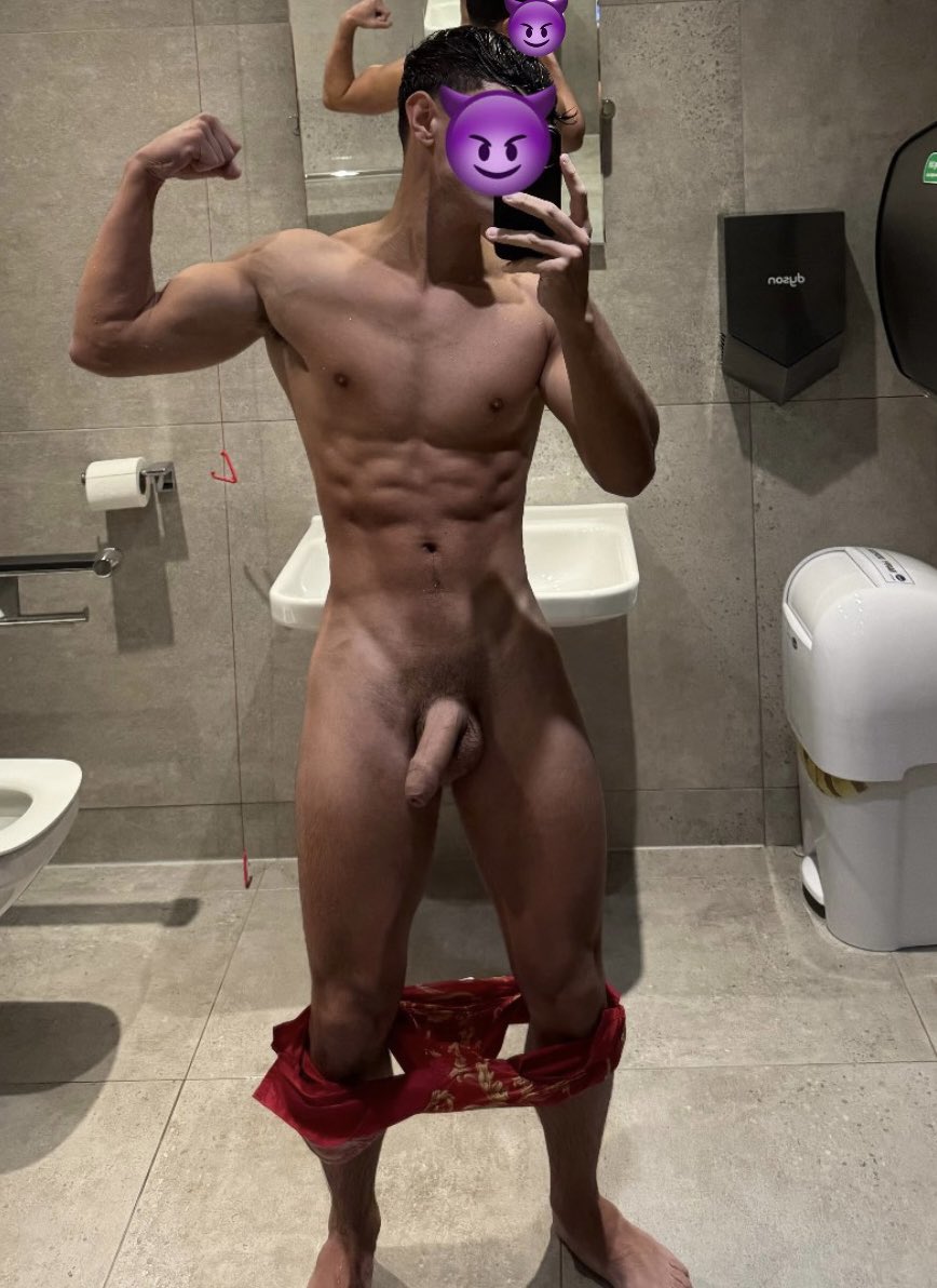 secrethunkx's tweet photo. Rate my biceps https://t.co/cI2eVSDCfm