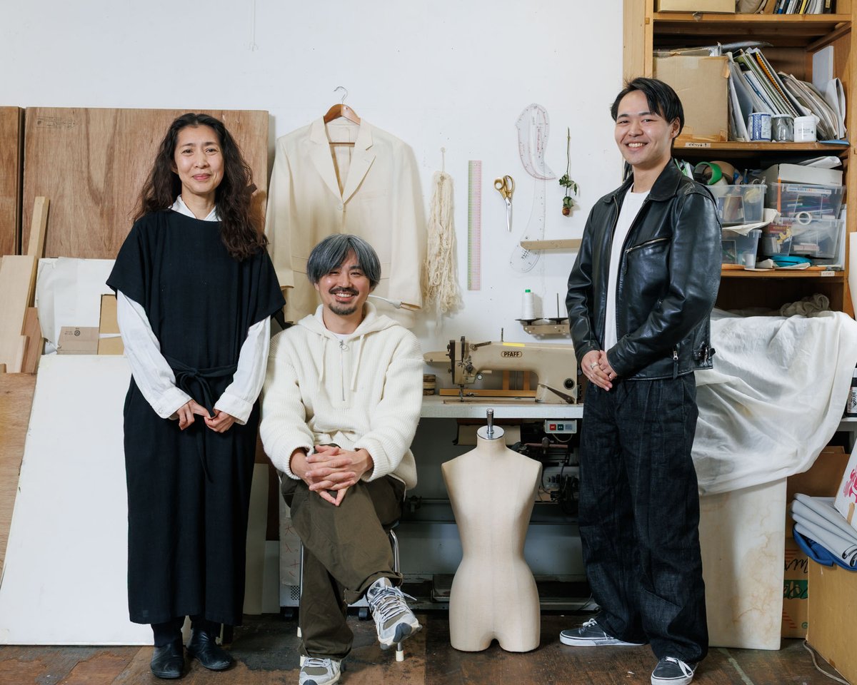 bigakko's tweet photo. 美学校で唯一の服飾講座「モード研究室」の講師インタビューをアップしました。
濱田謙一さんを講師として2008年に開講した「モード研究室」。惜しくも2024年に濱田さんが逝去され講座は終講となりましたが、このほど修了生によって「モード研究室」が開講する運びとなりました。
再開を前に、新講師の岩崎朋彦さん、梅木美貴さん、野口武尊さんに話を聞きました。現在2026年度5月期生募集中です！