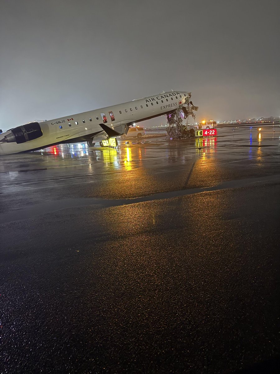 The_Official_D1's tweet image. 🚨JUST IN Latest🚨: Air Canada Express (Jazz) CRJ-900 flight AC8646/JZA646 from Montreal hit a Port Authority ARFF truck on LGA Runway 4 after landing ~11:40pm ET Mar 22. 

Both pilots killed. 11 passengers + 2 first responders injured/hospitalized. 

Airport closed (ground stop