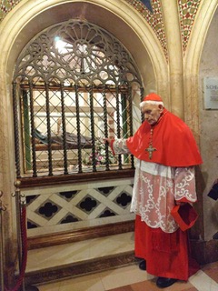 vaticannews_it's tweet photo. Il cardinale Simoni ad #Assisi per invocare la pace nel mondo

Il 97 enne porporato albanese nei giorni scorsi in preghiera davanti alle spoglie di San Francesco. Messa al Protomonastero di Santa Chiara e visita alla tomba di Carlo Acutis

👉 https://t.co/20cfR6MDiU https://t.co/8QrYUPfDp7