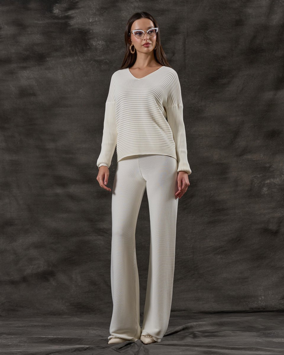 GFerreOfficial's tweet photo. Soft ivory structure captures the calm power of modern minimal dressing. #GianfrancoFerre #UrbanNeutrals https://t.co/Z4X7luJ4OR