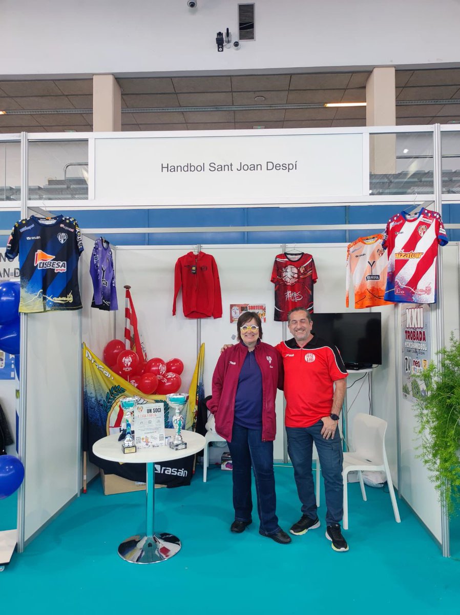 handbolsjd's tweet photo. 🏐 Ahir vam ser presents a la 3a Fira de l’Esport de Sant Joan Despí!

L’Handbol Sant Joan Despí va participar en una jornada plena d’activitat, esport i bon ambient al Pavelló Salvador Gimeno, compartint la nostra passió amb tots els assistents https://t.co/ytWPNofYVQ