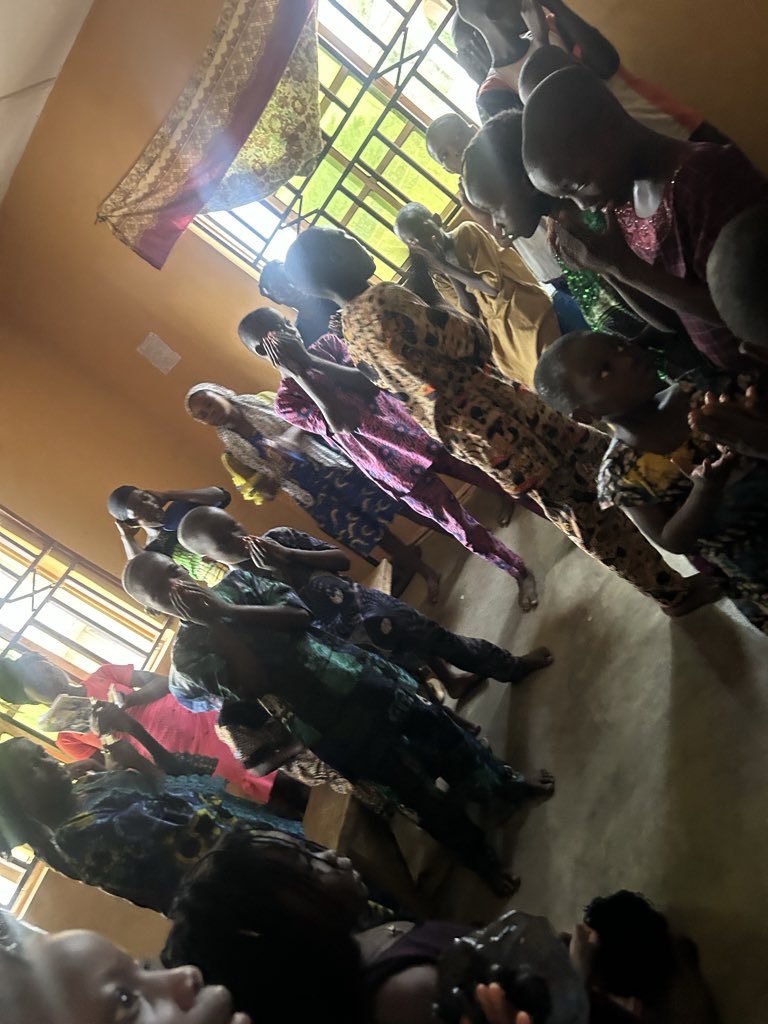 adewolaadekunl1's tweet image. Monday morning with Agbala children 

We woke up to laughter, shared chores, &amp;amp;big dreams in small hands. No matter where u are in the world, love speaks one language—and hope travels far.

Today, we choose joy. We choose kindness. We keep going. 

#MondayMotivation #HopeInAction
