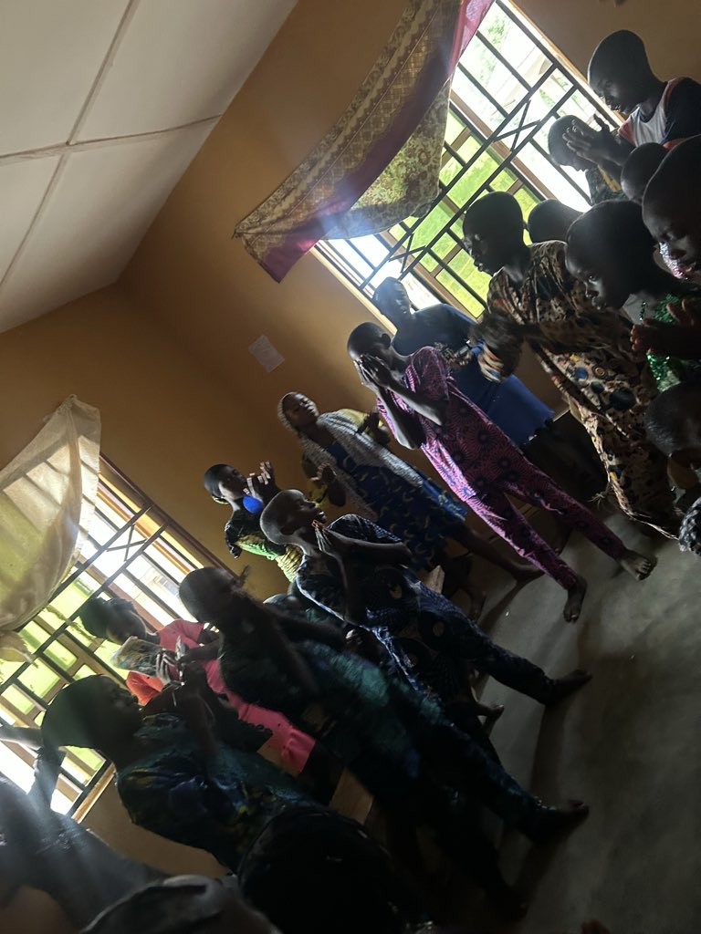 adewolaadekunl1's tweet image. Monday morning with Agbala children 

We woke up to laughter, shared chores, &amp;amp;big dreams in small hands. No matter where u are in the world, love speaks one language—and hope travels far.

Today, we choose joy. We choose kindness. We keep going. 

#MondayMotivation #HopeInAction