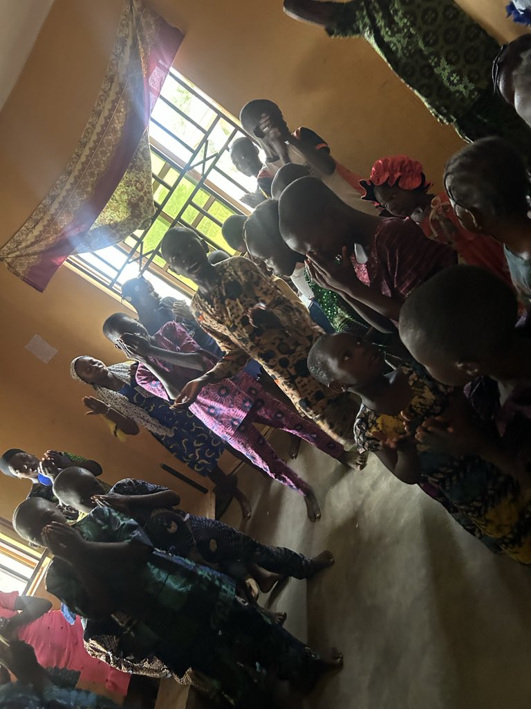 adewolaadekunl1's tweet image. Monday morning with Agbala children 

We woke up to laughter, shared chores, &amp;amp;big dreams in small hands. No matter where u are in the world, love speaks one language—and hope travels far.

Today, we choose joy. We choose kindness. We keep going. 

#MondayMotivation #HopeInAction