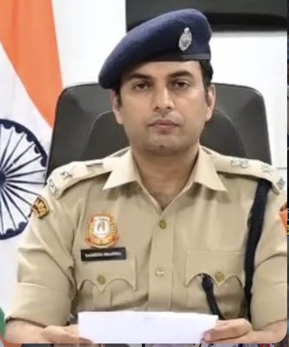 _vatsalasingh's tweet photo. मिलिए समीर शर्मा से 

-10वीं~ 57%
-11वीं~ 34%
-12वीं~ 60%
-इंजीनियरिंग~ 24 बैकलॉग

-18 महीने की कड़ी मेहनत के बाद

IPS रैंक~ 182...see more https://t.co/vonInu2SRx