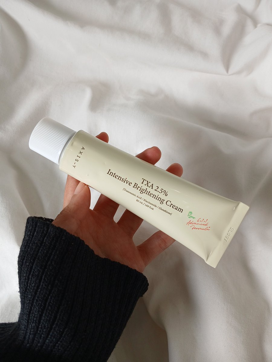 haidaely's tweet image. ini ada TXA &amp;amp; niacinamide, yang bantu ngurangin dark spot + bekas jerawat dan meratakan warna kulit

plus dia silicone-free &amp;amp; non-comedogenic, jadi aman &amp;amp; nyaman di kulit

jujur ini enak sih… worth it buat dicoba ✨

#AXISY #AXISYIndonesia #TAXCream #TXA