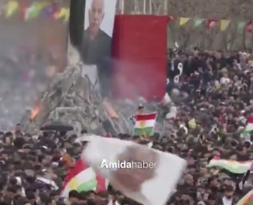 Günaydınlar dostlar! Bu huıkuksuzluğu ve çifte standardı gündem etmeliyiz!

Soldaki Teğmen Ebru Eroğlu. “Mustafa Kemal’in Askerleriyiz” dediği için Türk Silahlı Kuvvetleri’nden ihraç edildi. Mahkeme iade talebini reddetti!

Sağdaki ise İstanbul’dan bir görüntü. Bebek katili