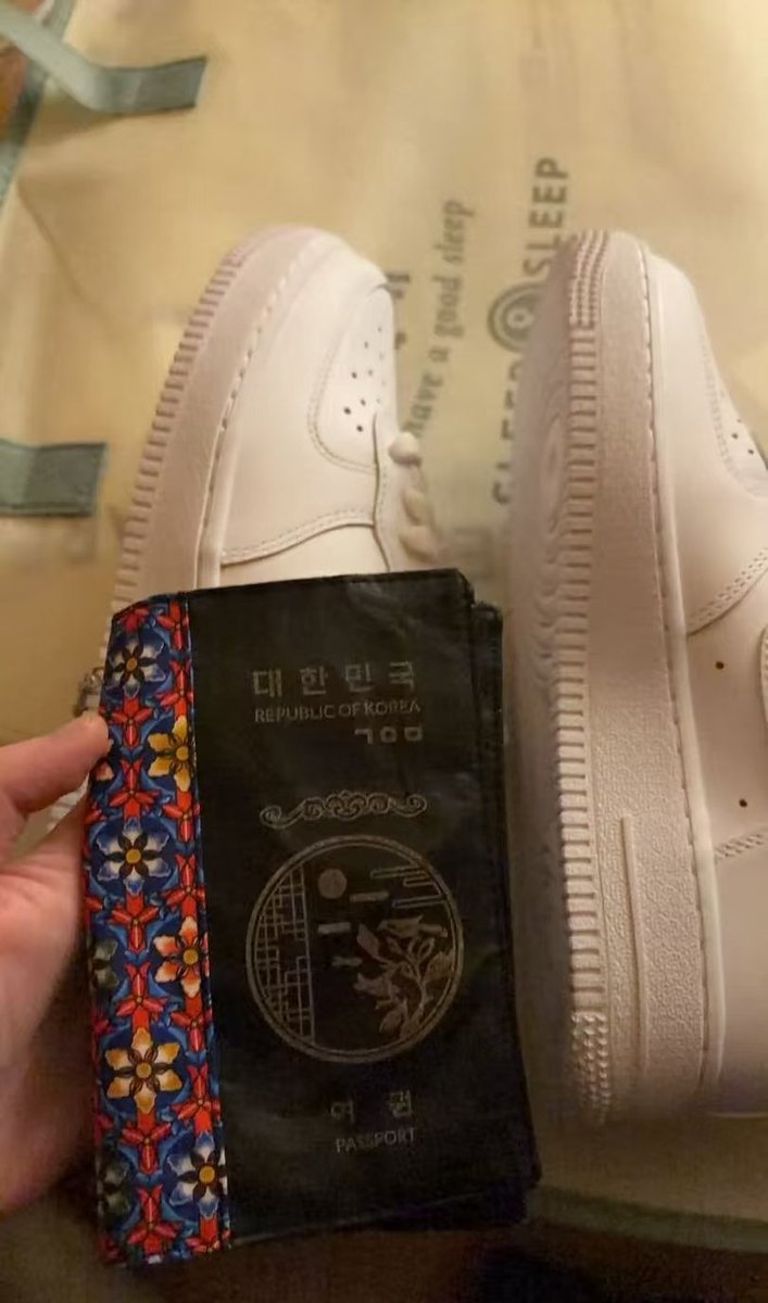 OP (apparently a staff member of #PerfectCrown) shared his picture with #IU, some gifts from her, and a pair of sneakers he received from #ByeonWooSeok. He said he was lucky to be part of the same project and got extremely excited seeing IU on set every day.

#21세기대군부인