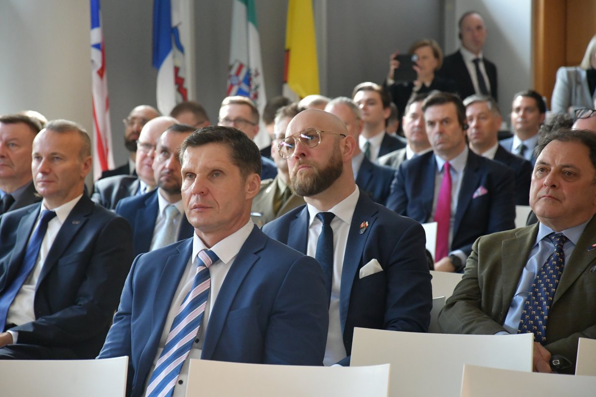 Canada en Pologne tweet media