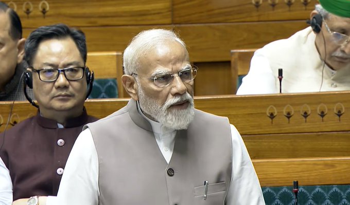 बीते दिनों हॉर्मुज स्ट्रेट में फंसे हमारे कई जहाज भारत आए भी हैं।

संकट के इस समय में देश की एक और तैयारी भी है, जो बहुत काम आ रही है।

पिछले 11 साल में इथेनॉल के उत्पादन और उसकी ब्रॉन्डिग पर अभूतपूर्व काम हुआ है। 

एक दशक पहले तक देश में सिर्फ एक से डेढ़ प्रतिशत इथेनॉल बैंडिंग