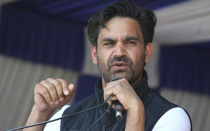 jkchanneltv's tweet image. Waheed Ur Rehman Para of the Peoples Democratic Party moved a private member’s bill in the Assembly seeking the creation of new divisions and districts in Jammu and Kashmir.#JammuAndKashmir #PDP #Assembly #Politics