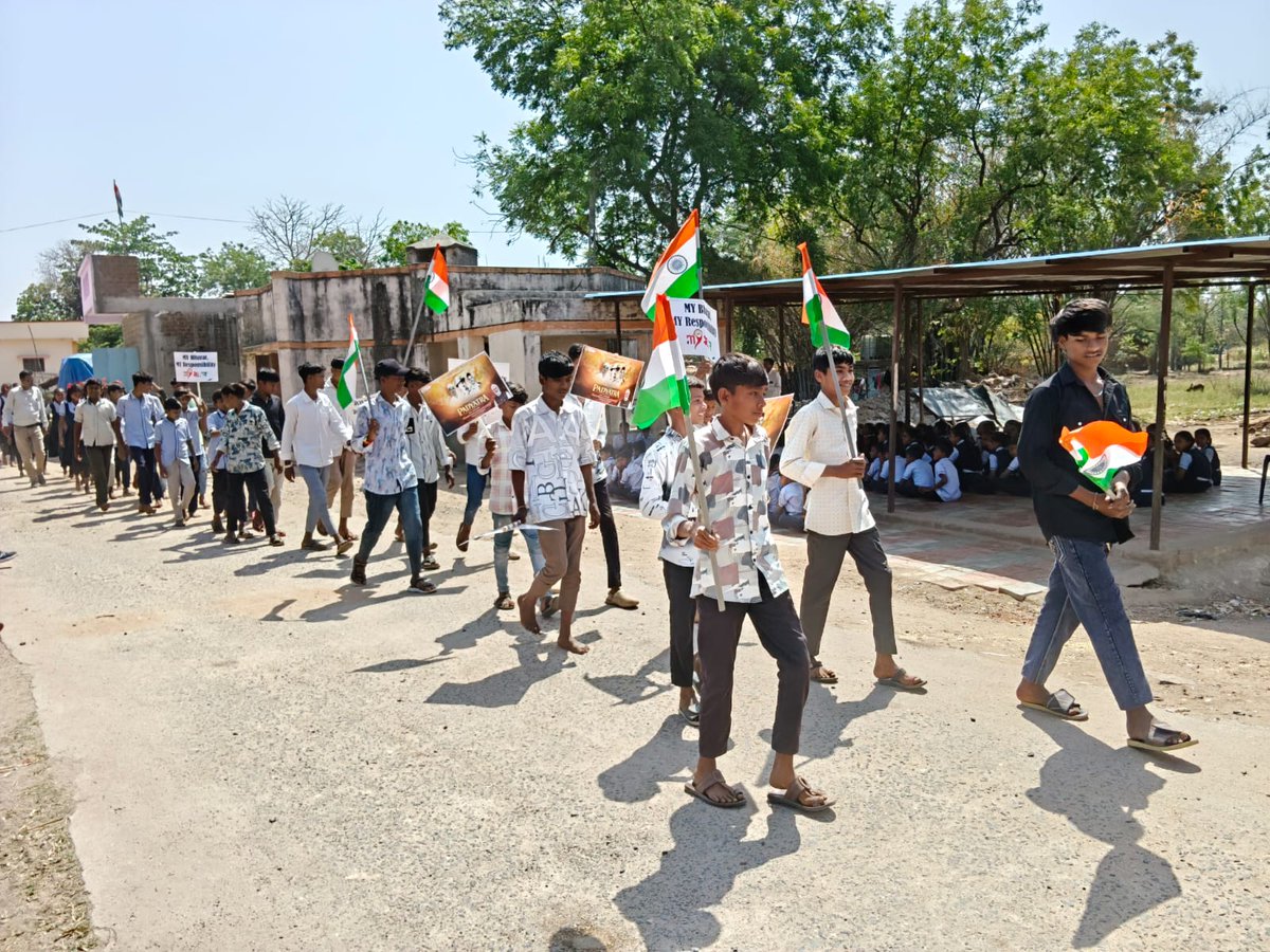YuvaGodhra's tweet photo. MY Bharat volunteers in Godhra Gujarat, paid tribute to the martyrs through a Padyatra on the theme #MYBharatMYResponsibility.  Honouring their sacrifice, youth reaffirmed commitment to responsible citizenship and a stronger Bharat.
#MeraBharatMeriZimmedari https://t.co/oumdZXVKrO