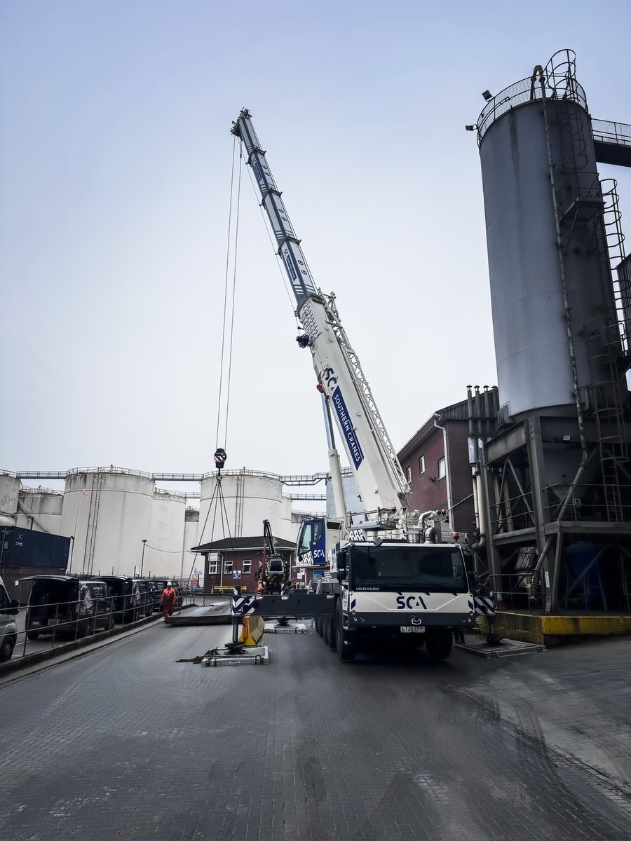 southerncranes's tweet photo. Our 150-tonne Liebherr mobile crane lifting out a weighbridge section in Dartford, Kent.
 
📞 01403 790874
📧 sales@southerncranes.co.uk
🌐 https://t.co/SfmAus89Al

#SouthernCranes #MobileCranes #Hire #MaterialHandling #Lifting #PoweredAccess #SpecialistLifting #Liebherr https://t.co/dA4Rk1dxsW
