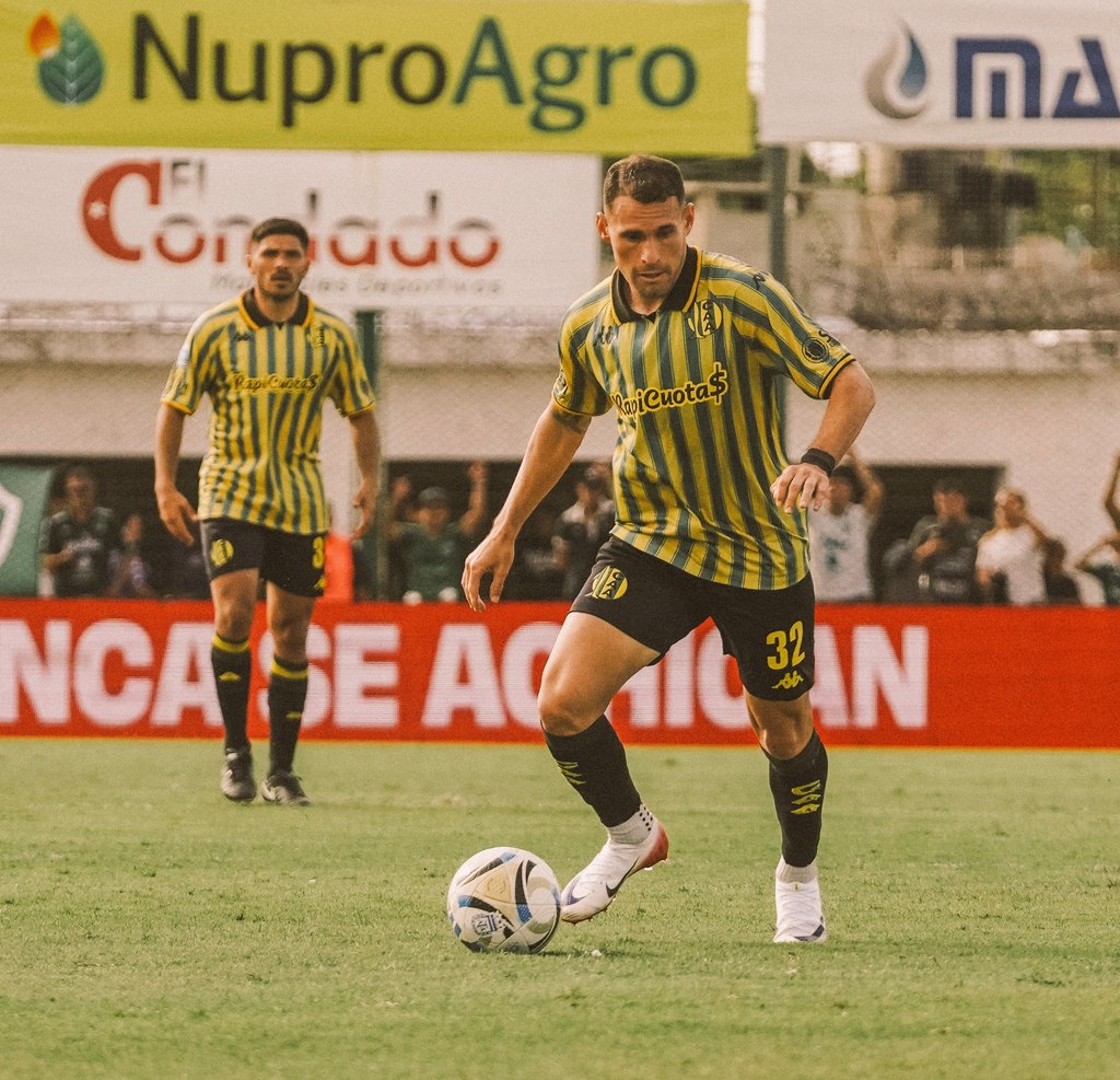 marioruben63's tweet photo. Repasando Sarmiento 2 vs Aldosivi 0
El Uno x Uno
#Werner tapó, atajó y rechazo, hizo lo suyo bien. En el gol nada que hacer y en el penal la roza. 👍🏽
#Rochi buen 1ºT fue, busco pero no resolvió bien.
#Zalazar fue salida y se sumó a la ofensiva. En defensa es uno de los que debió evitar el gol.
#Moya es cooresponsable en el gol y eso tiñe el resto de la tarea
#Roman ídem Moya
#Rodriguez el gol de Sarmiento viene desde su lateral... Atacando, fue pero no desequilibró
#Leys Buenas y malas, Sarmiento pasaba esa zona muy cómoda.
#Gino ídem Leys, la 🟨 fue una de las razones de su salida temprana
#Garcia tuvo un par de proyecciones interesantes, busco y obligó pero se diluyó
#Palavecino el más activo y profundo tuvo chances y le faltó suerte en la definición 👍🏽
#Arias mete y mete pero nunca está donde cae la ⚽ y muy lejos del gol.
#Guzmán entró en el 2ºT pero no hizo la diferencia en el desorden del equipo
#Rolon entro por Gino, no gravitó ni superó el nivel del Uruguayo
#Enrique entro por Rochi, tampoco alcanzó el nivel del reemplazado
#Cordero entró por Junior y no cambió la ecuación
#Villarreal entró por García, intentó un par de ocasiones pero es intrascendente
#Oreja se hizo cargo de la situación, puso una alineación conservadora, cuando quedo con uno más no hubo reacción para recomendar el equipo, sacar un defensa y la aglomercion defensiva le jugó en contra. Los cambios (salvo el de Guzmán) podrian haber sido más agresivos