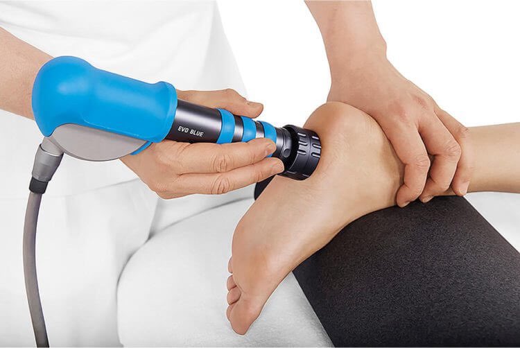 ما هو  الـ Shock Wave Therapy  و دوره في التهاب اللفافة الأخمصية ؟ 

هو جهاز يعطي موجات صوتية عالية الطاقة على منطقة الألم لتحفيز الشفاء، تقليل الالتهاب، وتحسين تدفق الدم في الأنسجة المصابة

عدد الجلسات :  ٣  إلى ٥ جلسات

فعالية أعلى إذا تم الجمع مع تمارين التمدد ودعامات الكعب