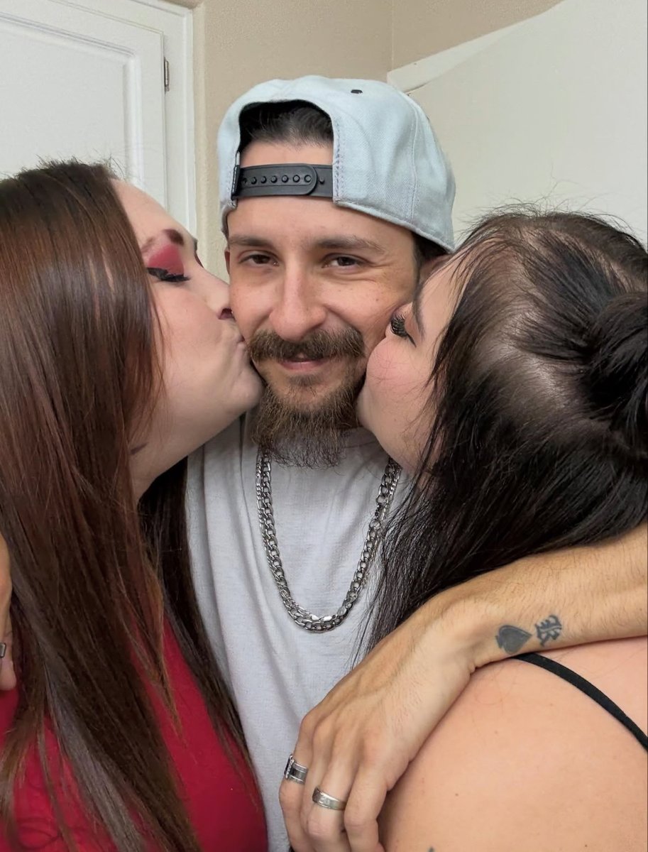 Threesomes Dating App🍍 tweet media